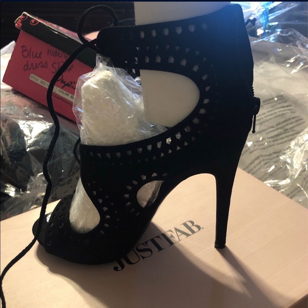 Black heels size 8 NEW